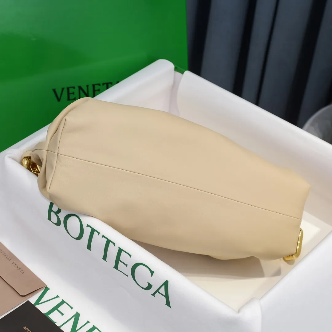 2020 new products will continue to upgrade the cloud bag to the вoттega veneтa chain cloud bag. It is still developed with imported original leather as standard. This hardware chain needs to be light on the upper body and can only be made of all-steel material. It is made of hollowed metal. You don’t have to worry about its weight. 👍 Major celebrity fashion bloggers have used it to attend fashion shows. Who can resist the charm of this big gold chain [smile] Style number: 6708# Size: 30*16*12 (oatmeal color)
